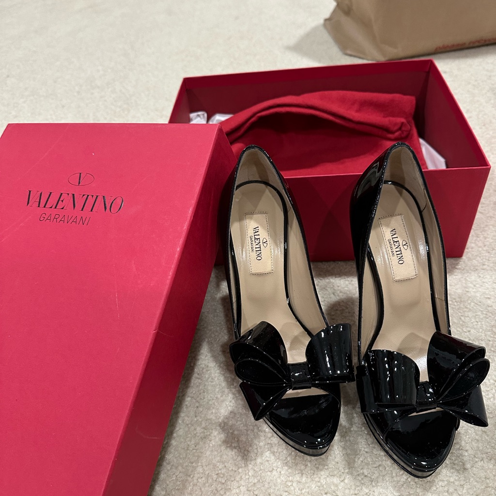Valentino Black Patent Leather Heels. Size 36. Condition Is Like New